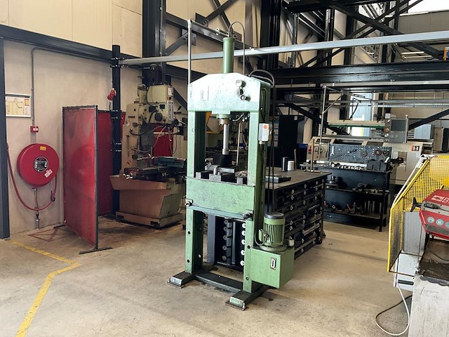 1985 geuma ehp-13-he hydraulische pers — foto 1