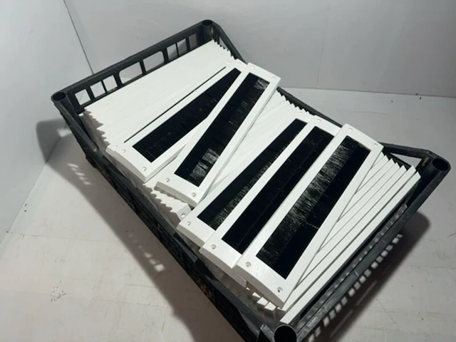 Ca. 20x borsteltochtplaat 340x83 mm wit kunststof gezu, wit - afbeelding 1 van  4