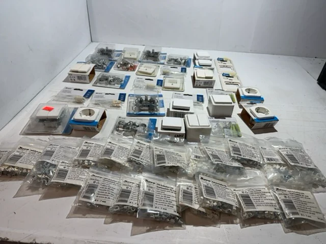 Ca. 52x diverse elektrische accessoires kopp - afbeelding 1 van  4