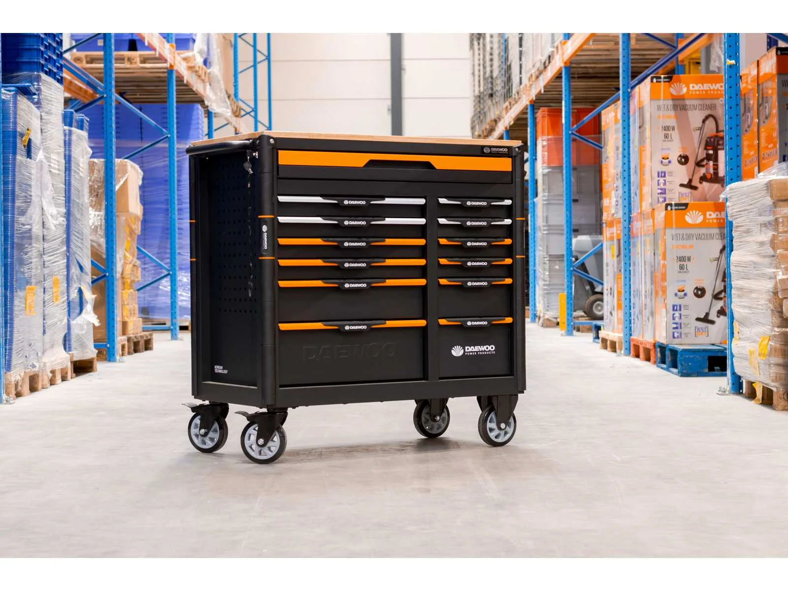 Hakselaars, veegmachines, kasten en gereedschappen