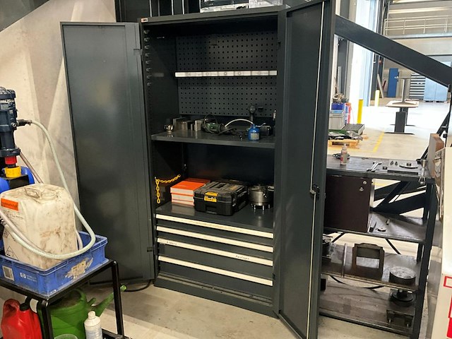 Kast met inhoud — foto 1