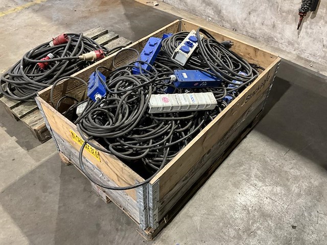 Pallet met verlengsnoeren — foto 1