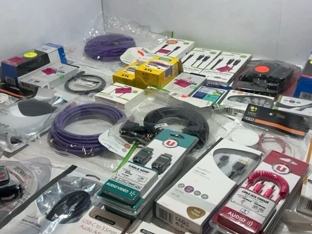 Partij kabels adapters 33 stuks nedis, xtorm, jvc - afbeelding 2 van  10