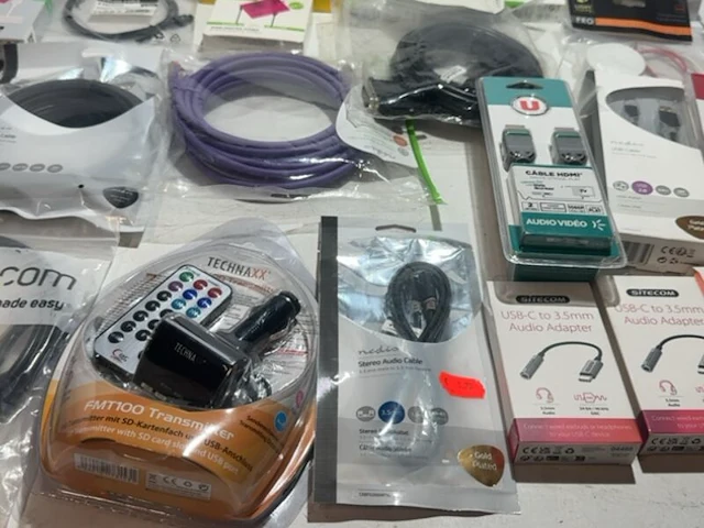 Partij kabels adapters 33 stuks nedis, xtorm, jvc - afbeelding 9 van  10