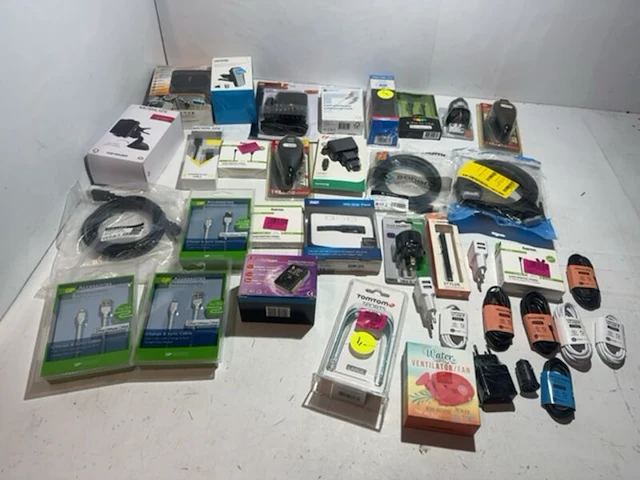 Partij met elektronica accessoires en kabels, 38 stuks - afbeelding 1 van  10