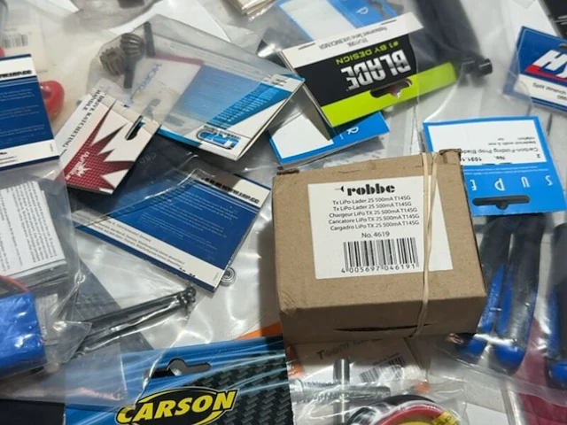 Partij modelbouw artikelen - elektronica, banden, servos, uitlaten - afbeelding 2 van  10