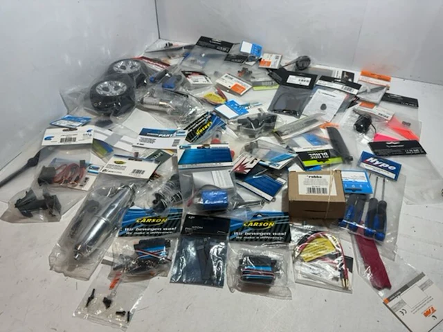 Partij modelbouw artikelen - elektronica, banden, servos, uitlaten - afbeelding 1 van  10