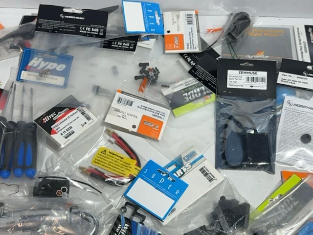 Partij modelbouw artikelen - elektronica, banden, servos, uitlaten - afbeelding 4 van  10