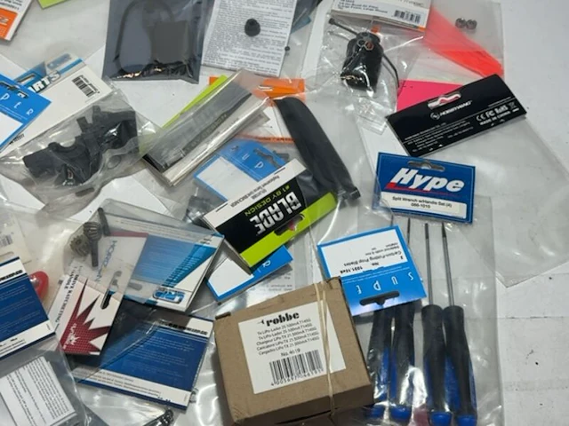 Partij modelbouw artikelen - elektronica, banden, servos, uitlaten - afbeelding 6 van  10