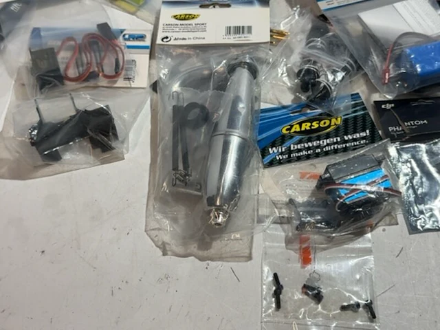 Partij modelbouw artikelen - elektronica, banden, servos, uitlaten - afbeelding 9 van  10