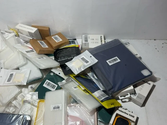 Partij telefoon en tablet hoesjes en accessoires - afbeelding 4 van  9