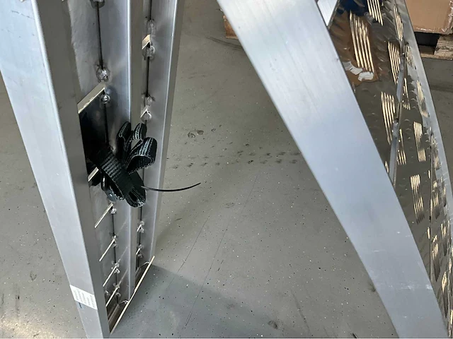 Ultra force equipment oprijplaat 1 stuk - inklapbaar - draagvermogen 680 kg - afbeelding 3 van  8