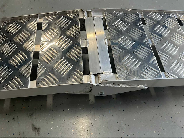Ultra force equipment oprijplaat 1 stuk - inklapbaar - draagvermogen 680 kg - afbeelding 4 van  8