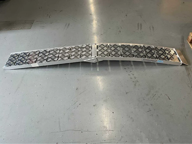 Ultra force equipment oprijplaat 2 stuks - inklapbaar - draagvermogen 680 kg - afbeelding 4 van  8